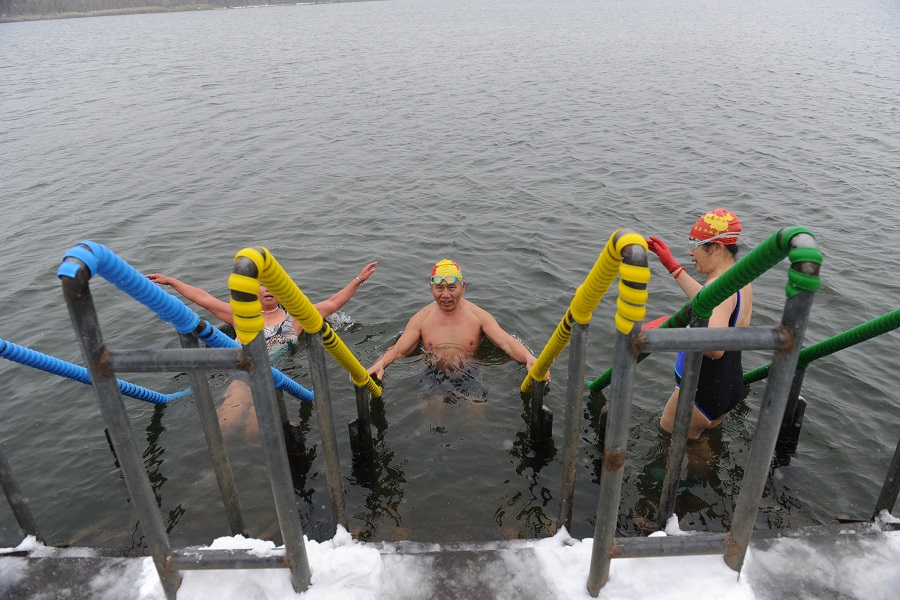 日本では温泉、吉林省長春では寒中水泳、同じ冬だが違う健康方法がある