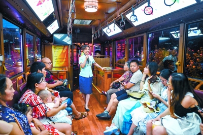 北京初の路面電車による夜景観光、乗客満載で発車オーライ！