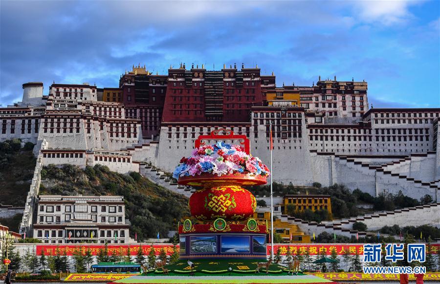 チベット・ポタラ宮広場 国慶節迎える色とりどりの花