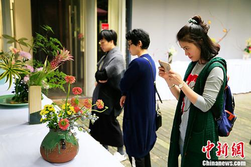 「雁行-中日書画・華道展」が杭州で開幕　華道と書画の上質なコラボ