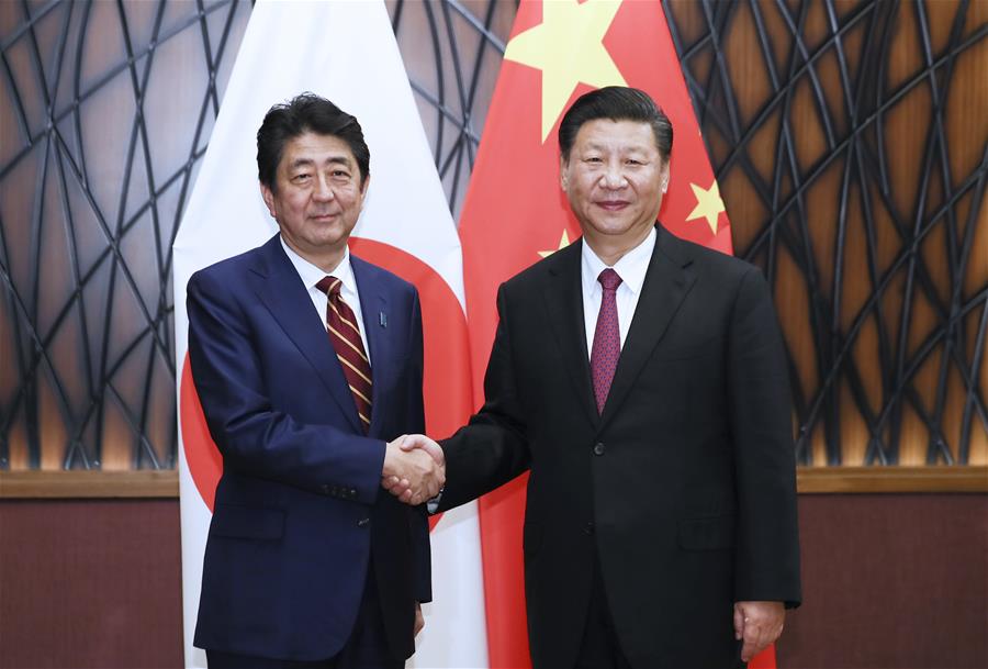 近平国家主席が日本の安倍晋三首相と会談