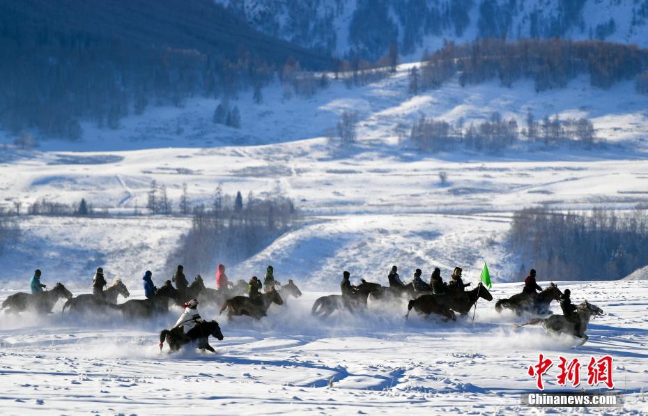 新疆の村で50センチの積雪　雪遊びを楽しむ観光客と村民