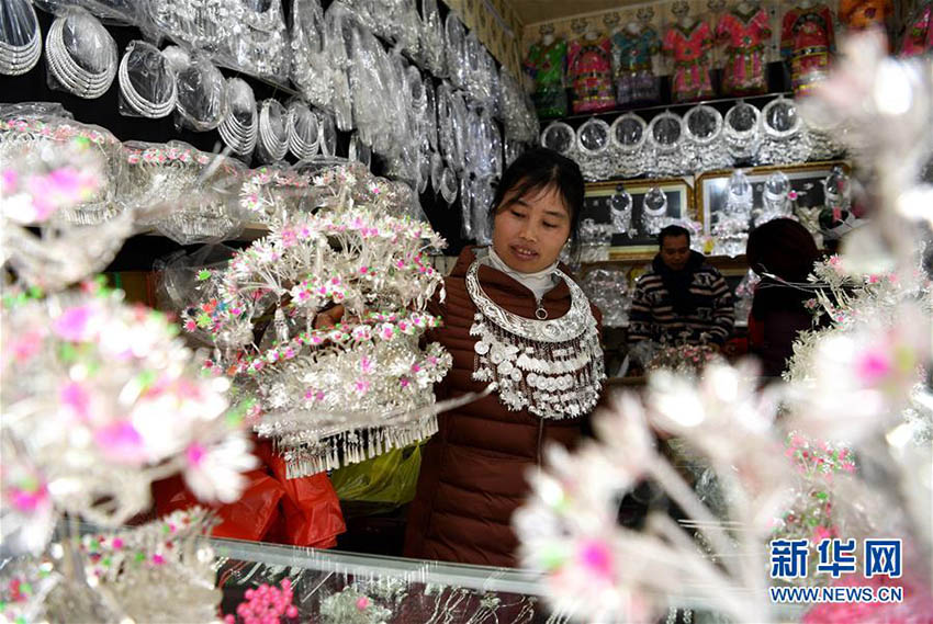 春節に備え銀装飾品の調達を始める榕江県の人々　貴州省