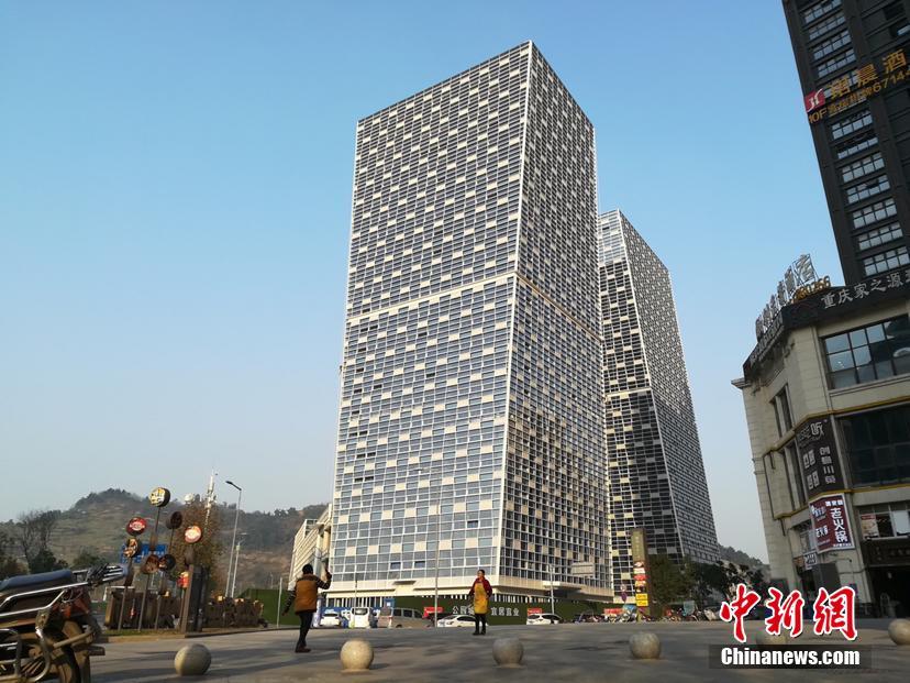 傾いたビルが全く倒れない　重慶市に再びユニークな建物出現