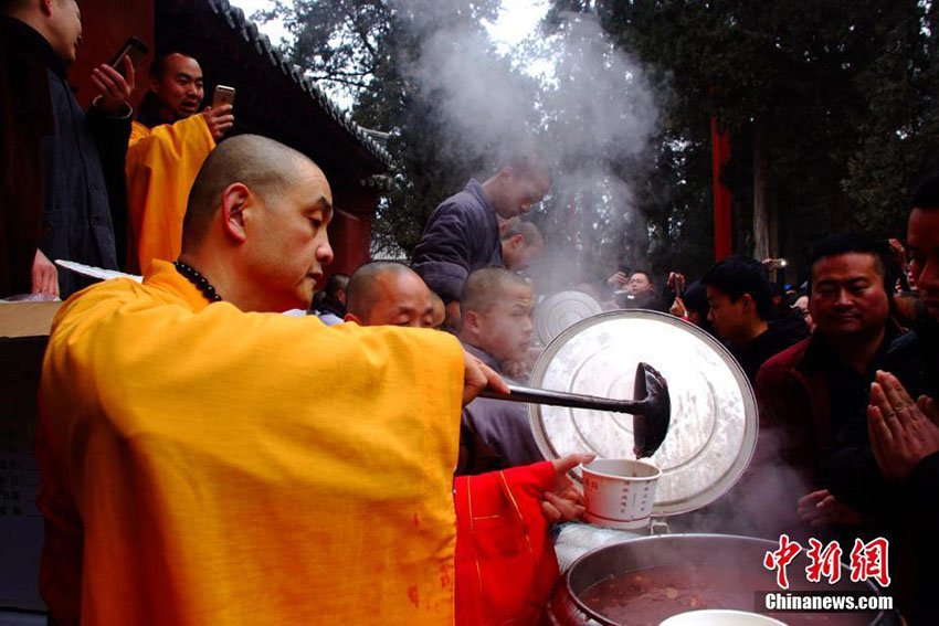 河南省少林寺で「臘八節」の法会、人々に臘八粥を無料配布