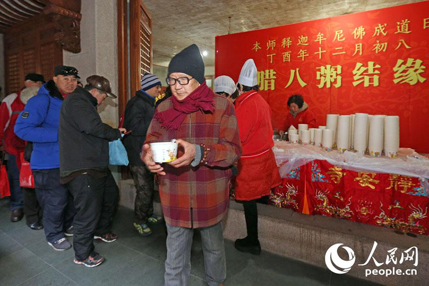 上海市静安寺で臘八粥を無料配布　長蛇の列を作るほどの人気ぶり