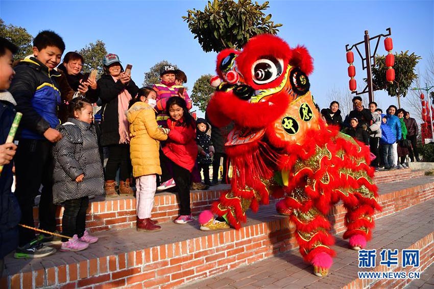 河南省の五竜山で伝統文化溢れる新年祝う民俗大廟会