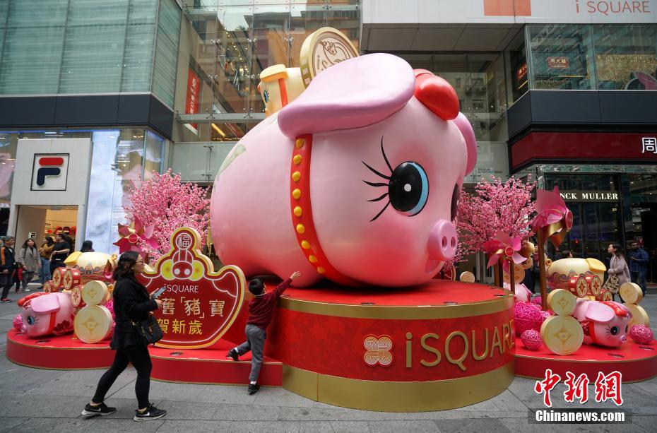 香港の街に満ちる新春ムード　いのししバルーンが人気
