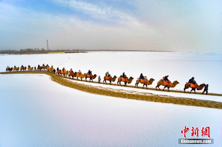 甘粛・敦煌で新春の雪景色 ゴビ砂漠も真っ白