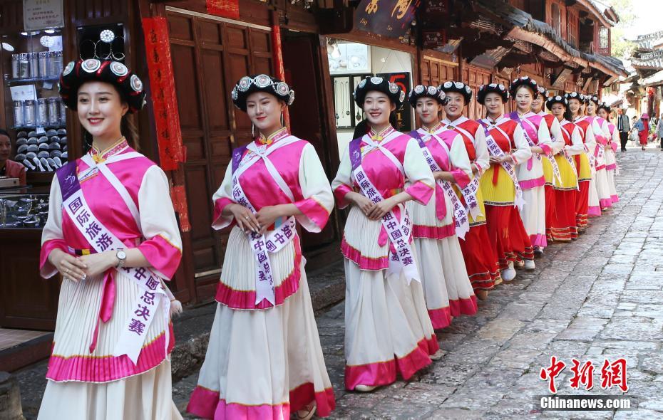 2019ミス・ツーリズム・インターナショナル中国予選出場者が麗江古城を観光