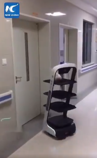 中国の隔離病室に食事を届けるロボット