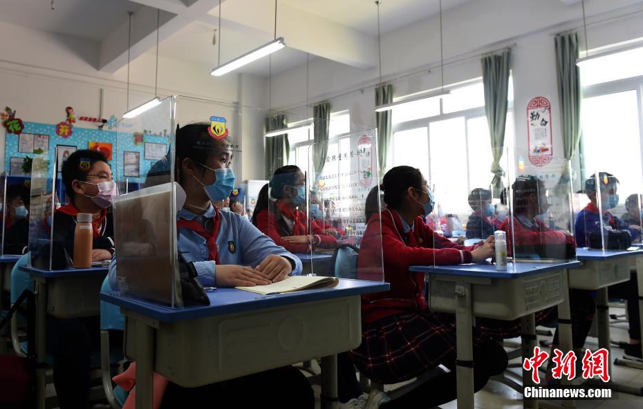 重慶市内小学校および中学の授業正式に再開、机に透明の隔離板設置