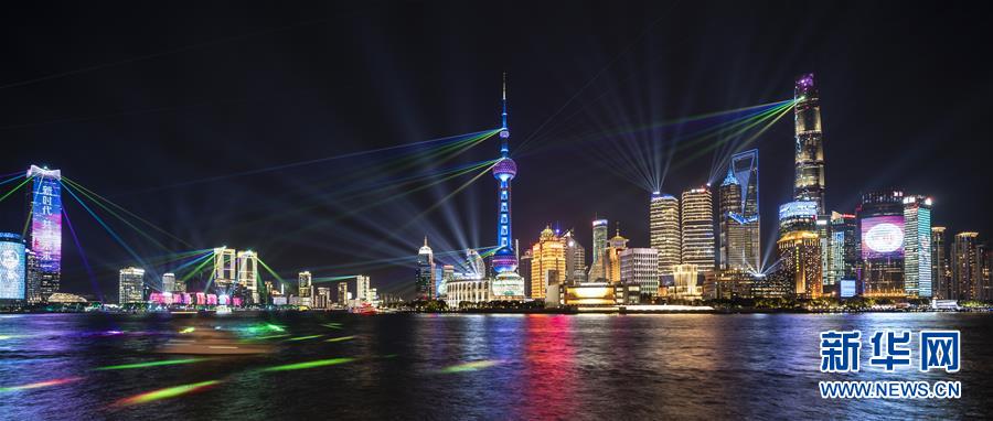 躍動感あふれる黄浦江のライトアップショー　上海