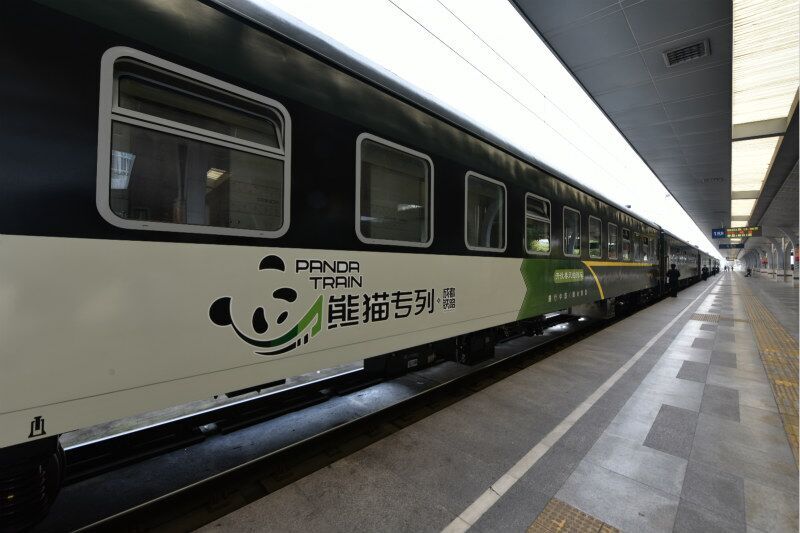 パンダ特別列車24日、四川省成都駅を出発