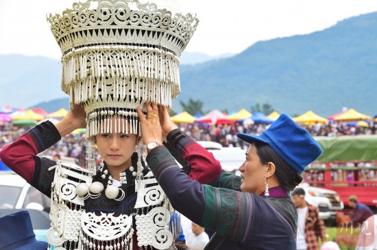 涼山彝族たいまつ祭りが四川省普格県で開幕