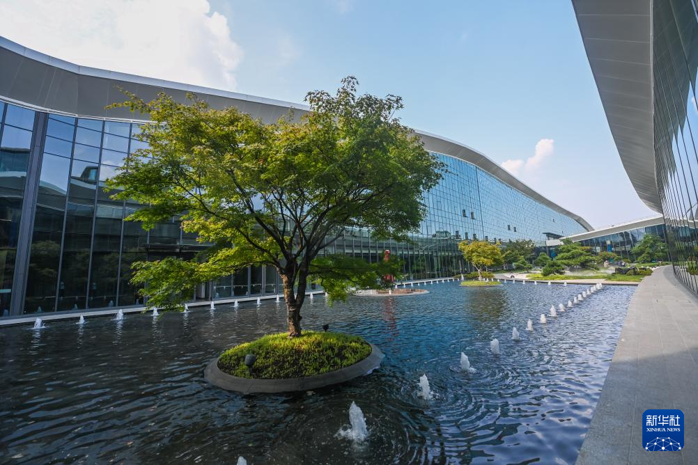 杭州アジア大会の水上競技会場　緑化率４５％の多機能施設