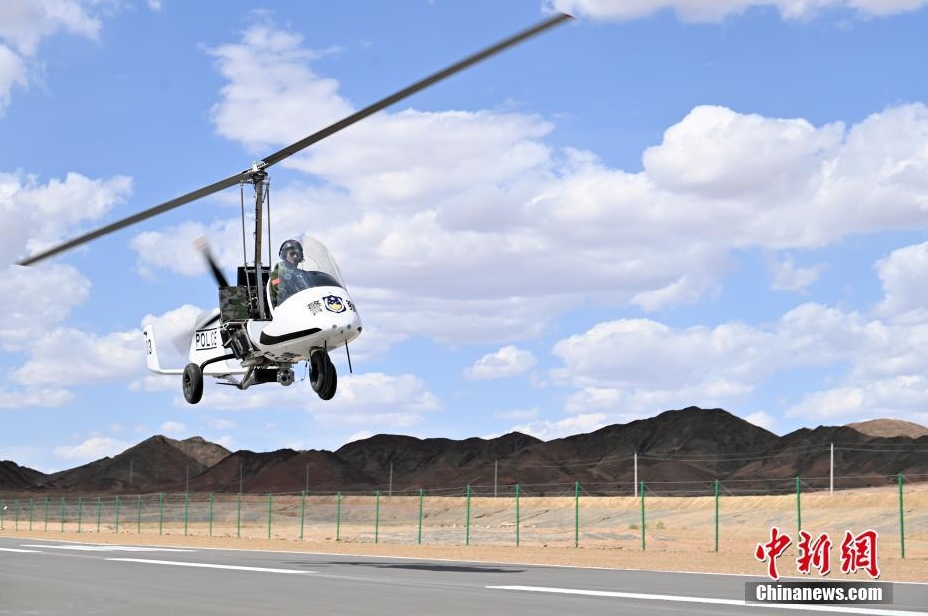 ゴビ砂漠でスカイパトロールを行う「空飛ぶ警察隊」　甘粛省酒泉