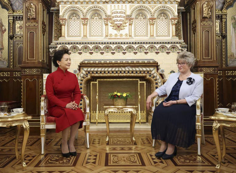 彭麗媛夫人、ハンガリー大統領夫人とブダ王宮を見学