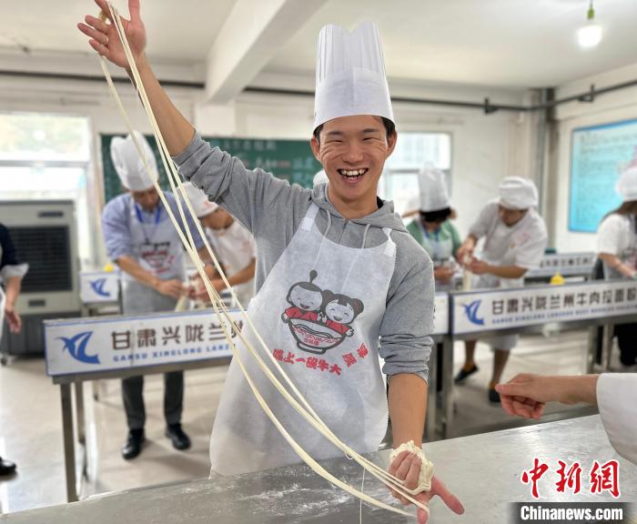 甘粛省を訪問し、「牛肉麺にやみつき」に　日本大学生代表団