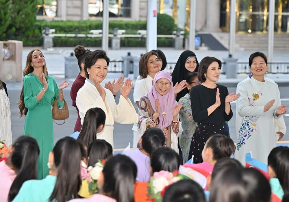 彭夫人と各国首脳夫人は船に同乗し、天津市内を流れる海河を船で遊覧した。