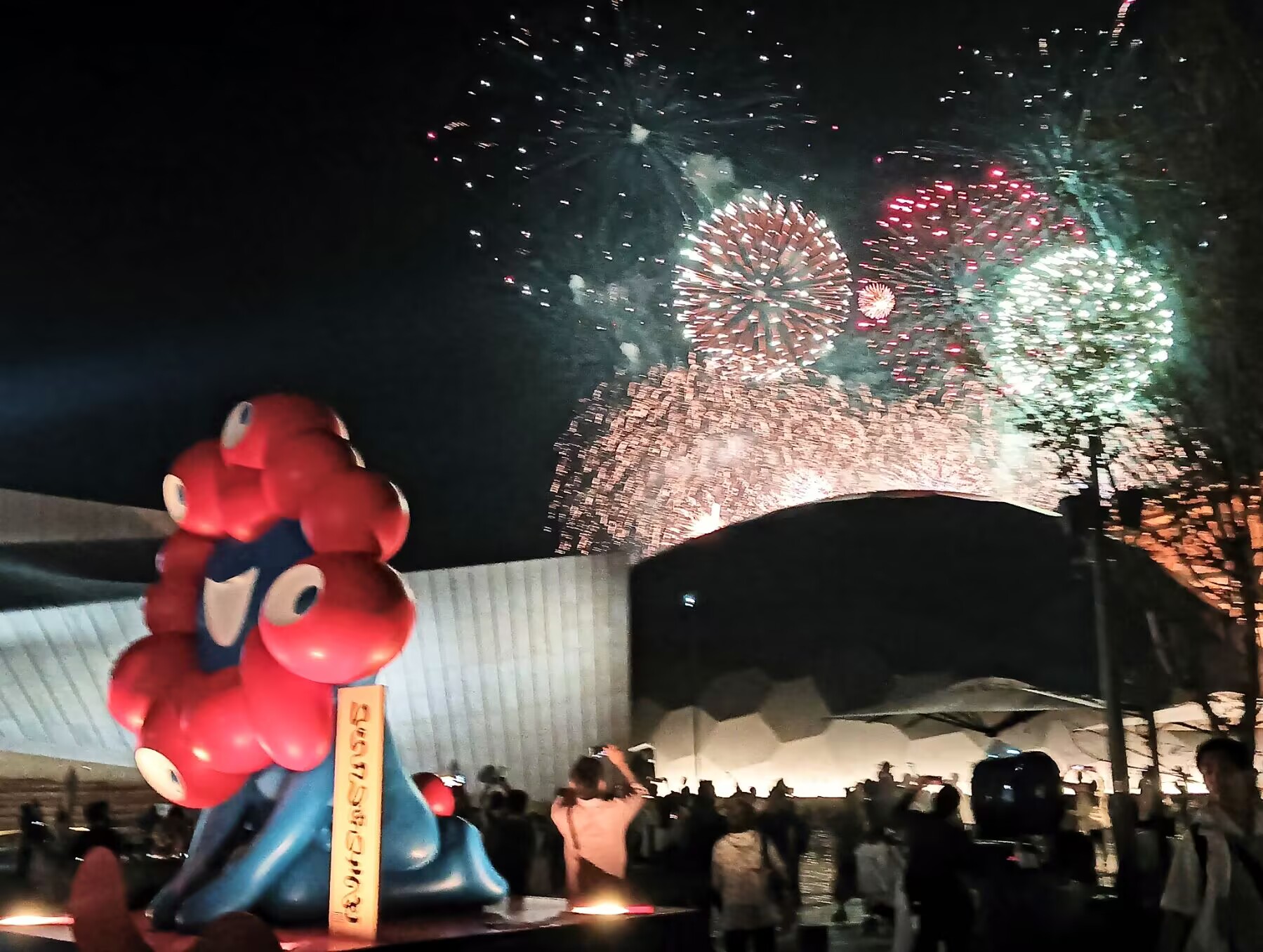 2025大阪万博の閉会式が万博ドームで行われ、1000人以上が参加しました。