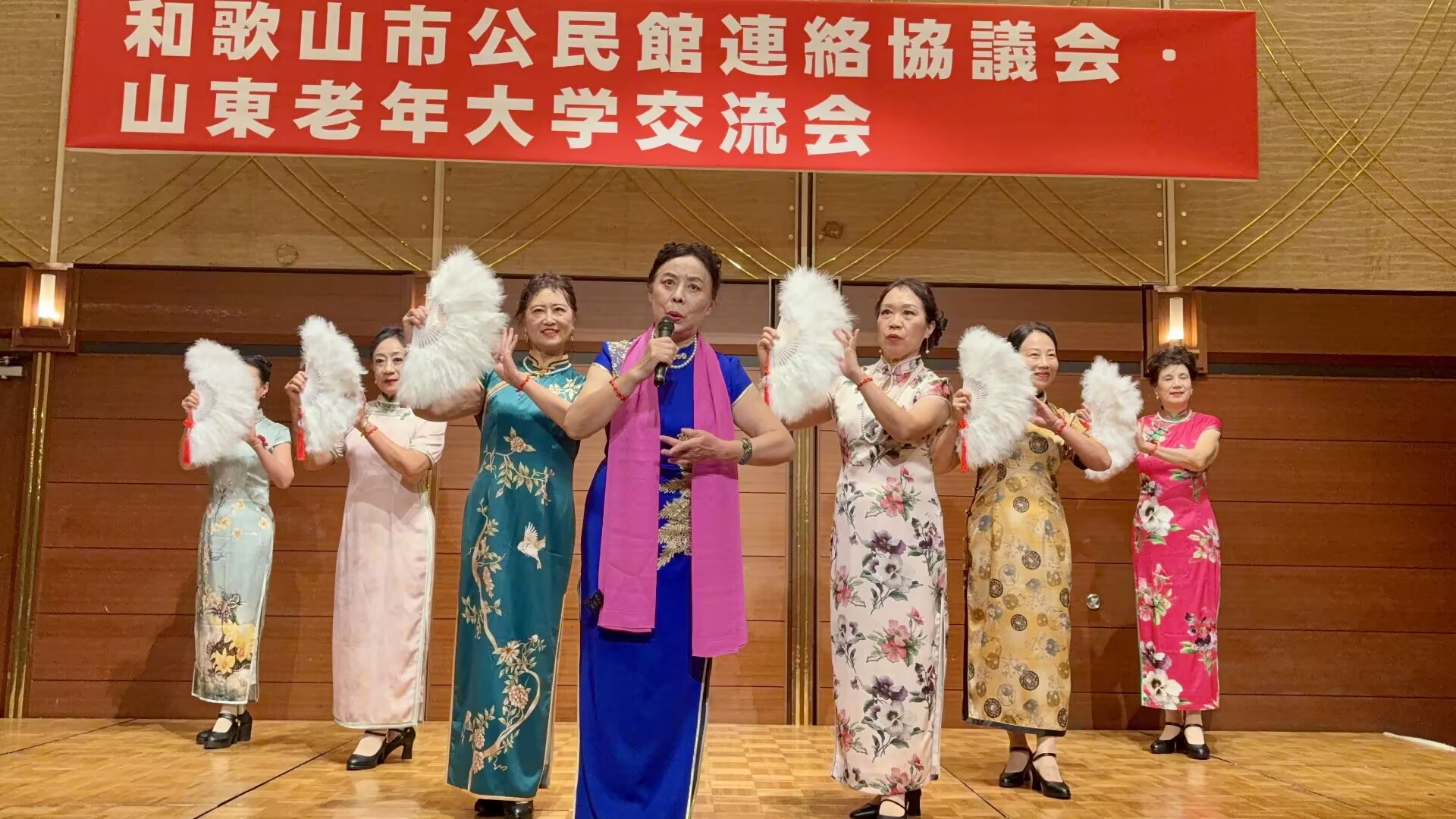 中国山東省老年大学一行30人余りは、和歌山市を訪問し、文化交流として出演を行いました