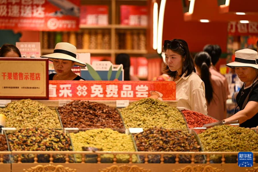 観光客で賑わうバザール 新疆・烏魯木斉