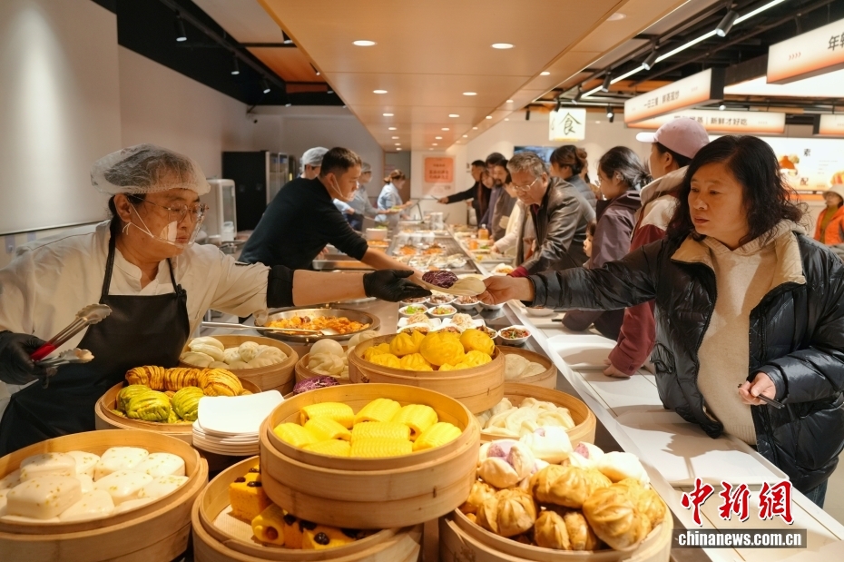 政府機関の食堂で食事を楽しむ北京市民