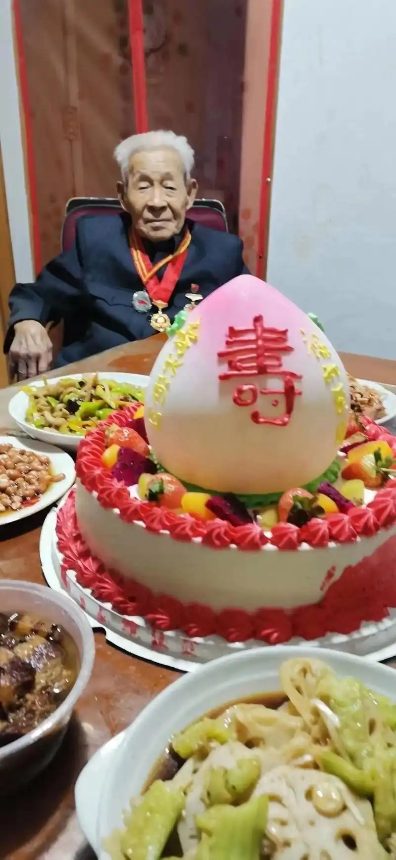 中国100歳以上の高齢者数が世界一、2025年に15万人に迫りました。世界最高の百歳の数は、世界を占める百歳老人の総量の1/5分の1