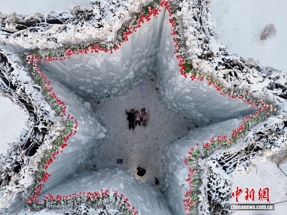 氷雪とバラで作り上げた写真スポットが人気に　