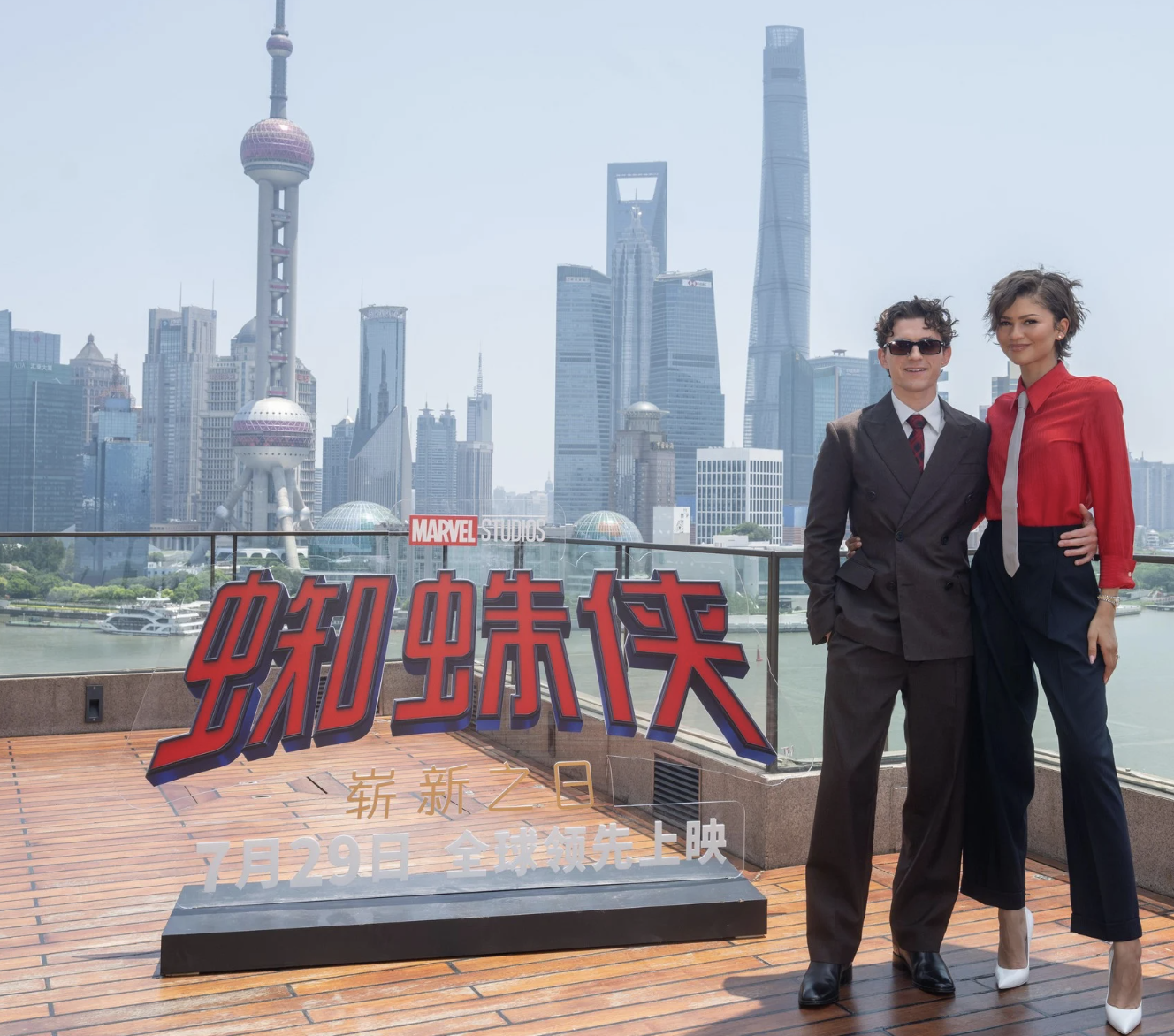 トム・ホランド＆ゼンデイヤ、上海に降臨！『スパイダーマン』最新作プロモーションで仲睦まじい姿を披露、地元グルメも堪能