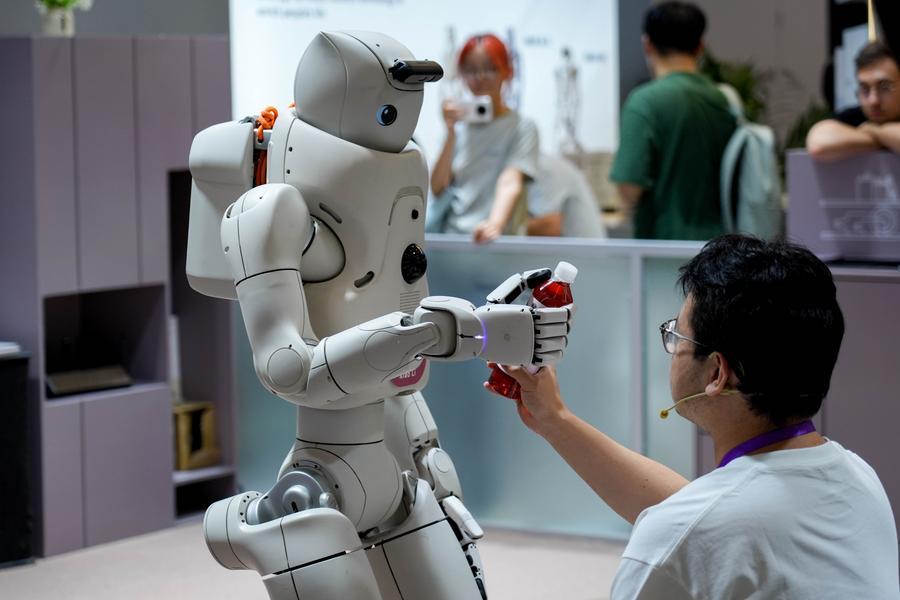 中国ロボット産業、「見せる」段階から「働く」段階へ　北京で展示会と人形ロボット競技会